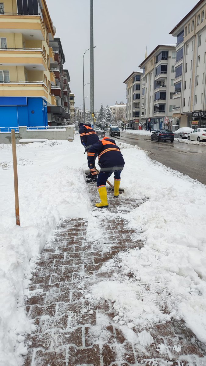Sadece yolları değil, kaldırımları da temizleyerek
yaya vatandaşlarımızın güvenli şekilde ulaşım sağlamasına
olanak sağlıyoruz.

Şehitkamil genelinde çalışmalarımız devam ediyor.
