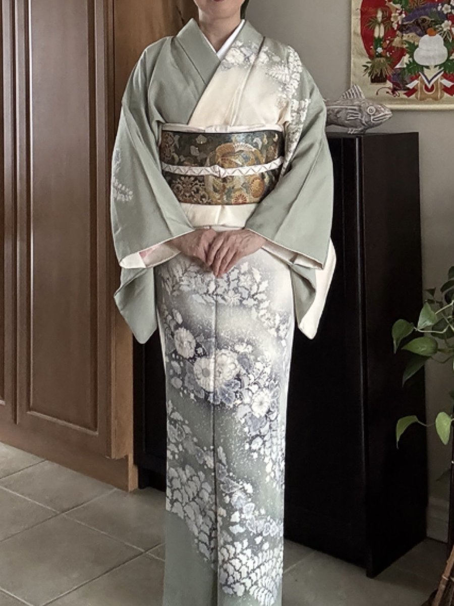 🎍あけましておめでとうございます🎍
今年も宜しくお願いいたします🥰
皆様の笑顔にお会いするのを楽しみにしています😊
お正月なので新潟県十日町市の桐屋翠山工房の辻ヶ花訪問着でおめでたい雰囲気を🎍