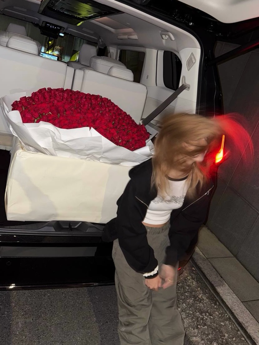 ใจคอจะอวดแฟนตั้งแต่ 1 มกราเลยหรอคะ ลิซ่า เอาดีๆ คนโสดจะอยู่ยังไงอะลู้กกกก เขินจนหัวฟู