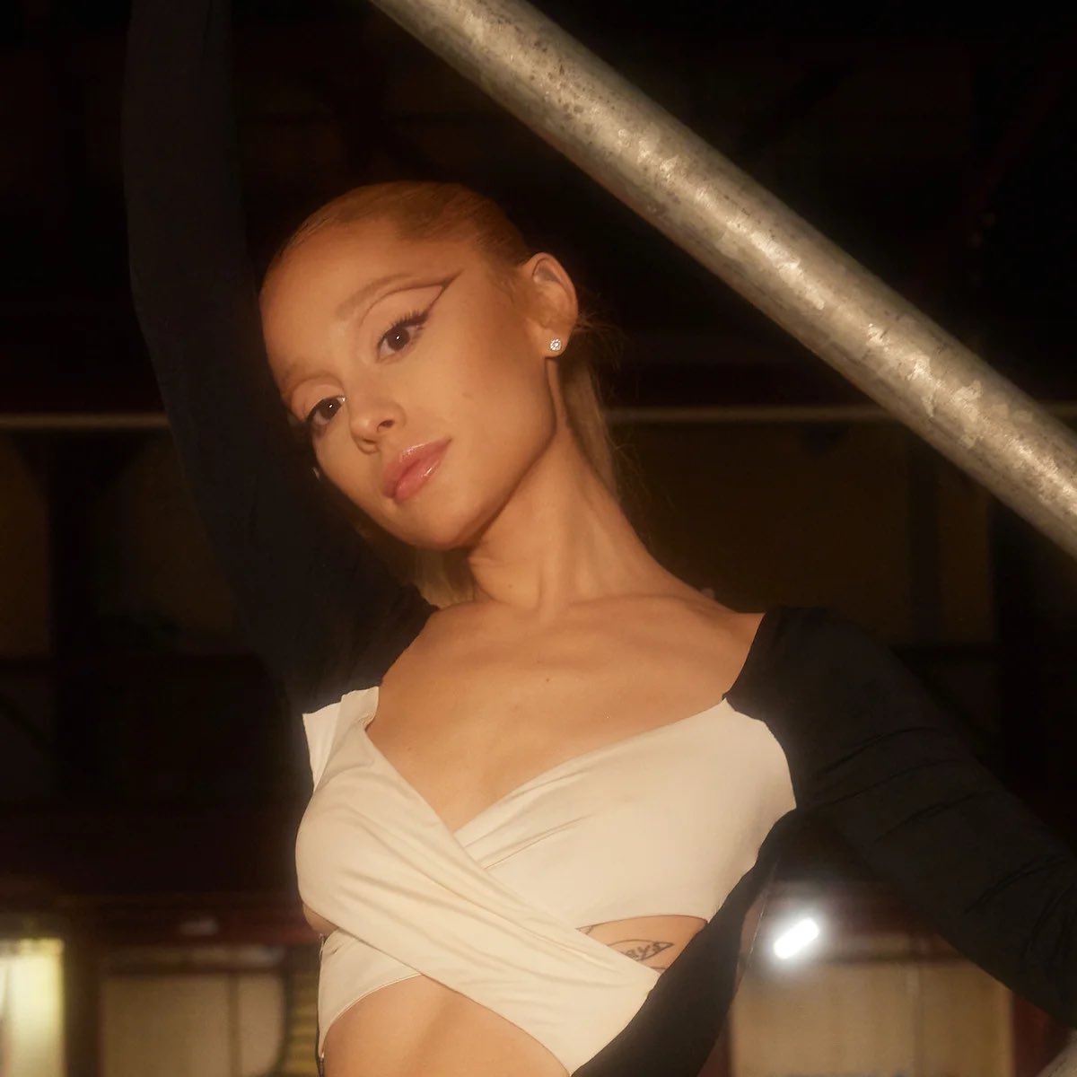 Ariana Grande ends 2025 and begins 2026 as the artist with the most monthly listeners on Spotify.