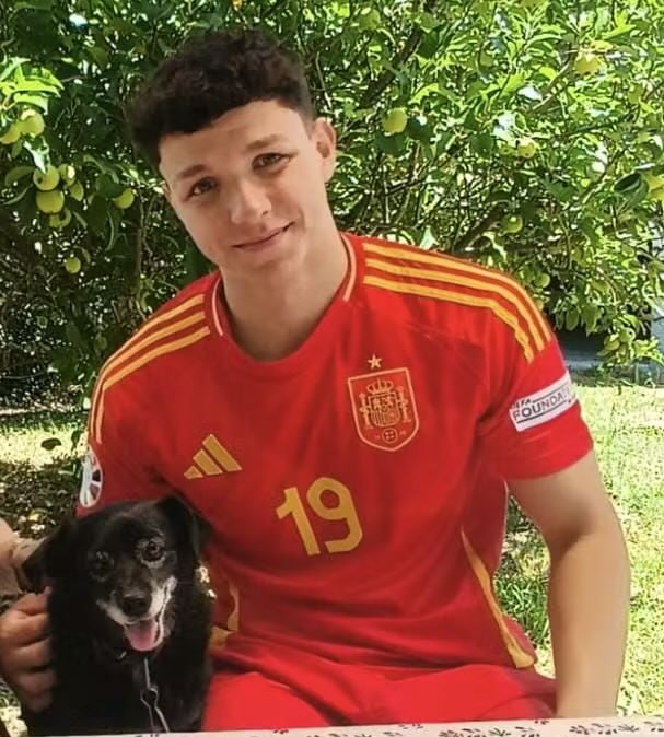 🚨🇨🇭 Gianni, un étudiant genevois de 19 ans en génie mécanique, est considéré comme un héros pour son intervention lors de l'incendie dramatique survenu au bar Le Constellation à Crans-Montana (Valais), dans la nuit du 31 décembre 2025 au 1er janvier 2026.

L'incendie a éclaté