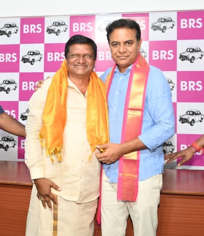 KosamPrajala's tweet photo. నూతన సంవత్సర శుభాకాంక్షలు గౌరవ కేటీఆర్ గారికి తెలియజేసిన మిద్దెల మల్లారెడ్డి గారు https://t.co/XlqoEGd4bX