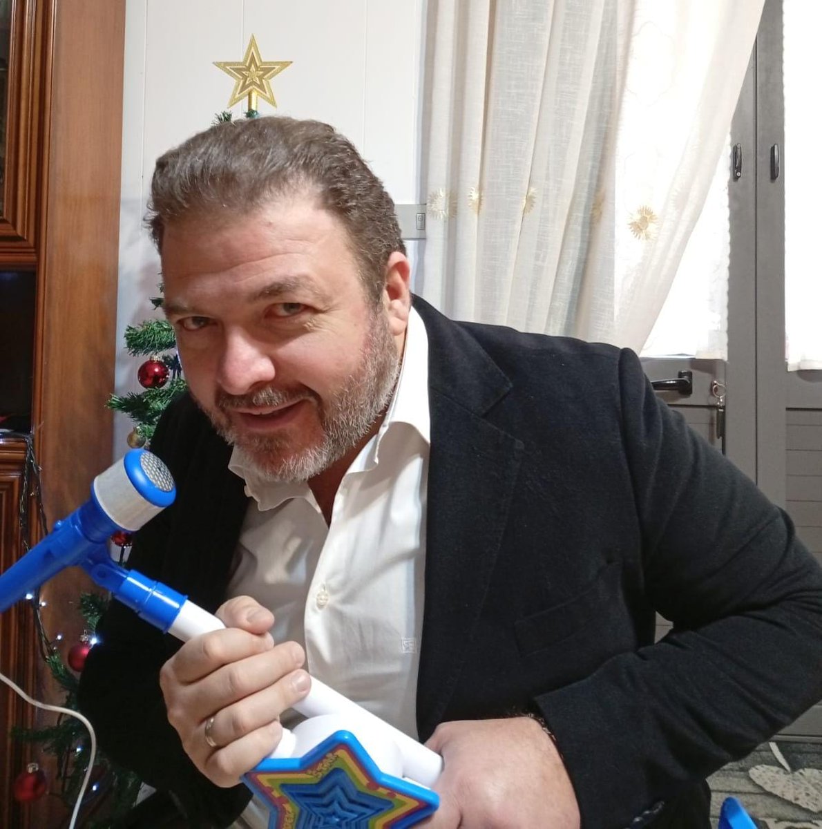 GaetanoIngala's tweet photo. Buon 2026!
Vi auguro entusiasmo da bambini e pensieri da adulti.

In #ginocchio #dolori da #anziano

Gapplausi Alla Vita... Sempre!

#capodanno #2026newyear https://t.co/mwpwnQxVmc