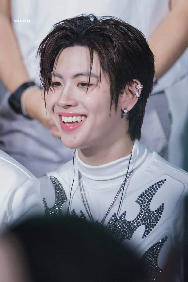 : หนูยิ้มหน่อยค่ะ วันนี้สวยมากเลย

: ถ่ายอะไรเยอะแยะ หนูเหนื่อย อยากกลับแล้ว

: อีกรูปเดียวนะคะ ยิ้มสวยๆให้พี่รูปนึง

: พอใจยัง

: ขอบคุณค่ะ แฟนใครสวยจัง

TFO COUNTDOWN AT SIAM
#AISSIAMxTleFirstOne