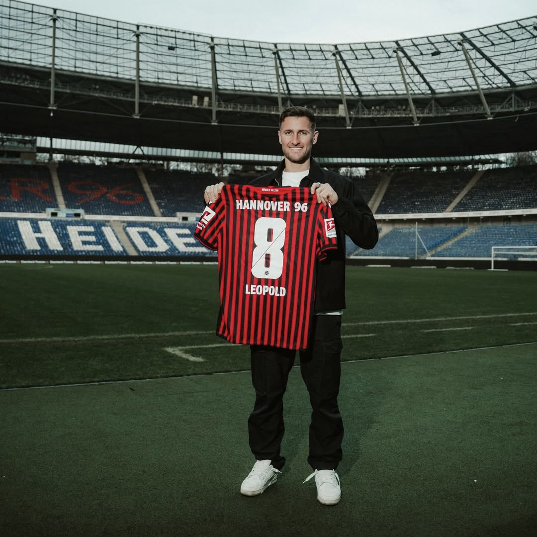 🇩🇪 Suite au décès de son père, le footballeur allemand Enzo Leopold a mis aux enchères deux maillots portés en match pour la recherche contre la maladie de Charcot ! Il lance un appel aux dons et à la solidarité pour cette cause qui lui tient particulièrement à cœur. ❤️‍🩹 (Enzo