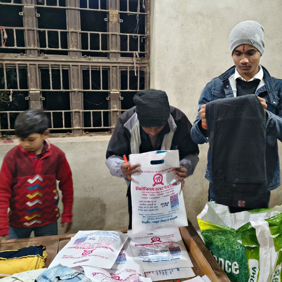 msf4india's tweet photo. मिलेनियम स्टार फाउंडेशन द्वारा वर्ष 2026 में होने वाले वस्त्रदान कार्यक्रमों की अगली कड़ी की तैयारी... 🤗
विभिन्न सहयोगियों से एकत्र कपड़ों को थैले में रखकर उसपर मार्किंग करते हुए अभिषेक, पिंटू और आयुष. आपका सहयोग भी अपेक्षित है. कृपा कर हमारे UPI 8986956535 पर आर्थिक सहयोग भेजें https://t.co/5Ele4nyI3T