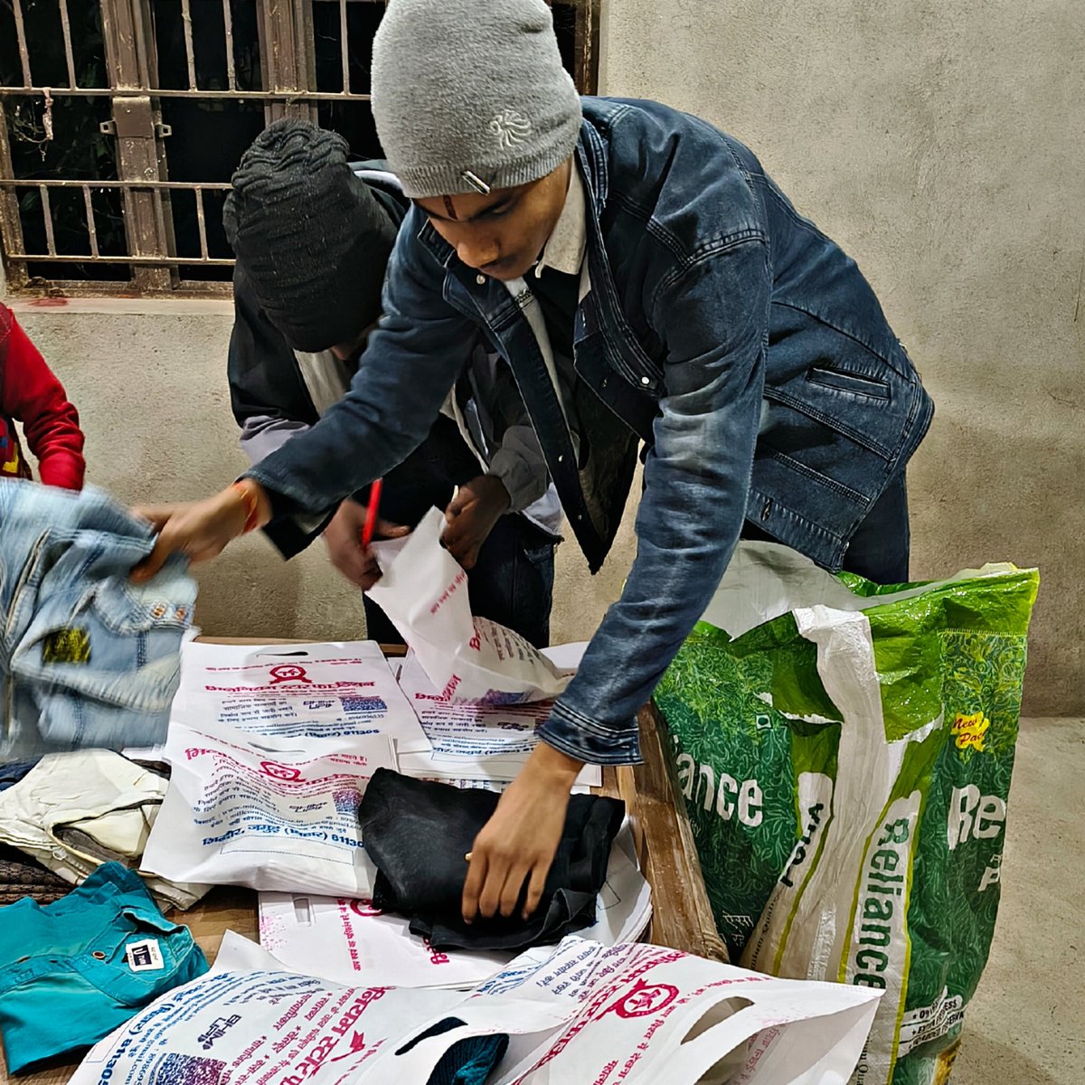msf4india's tweet photo. मिलेनियम स्टार फाउंडेशन द्वारा वर्ष 2026 में होने वाले वस्त्रदान कार्यक्रमों की अगली कड़ी की तैयारी... 🤗
विभिन्न सहयोगियों से एकत्र कपड़ों को थैले में रखकर उसपर मार्किंग करते हुए अभिषेक, पिंटू और आयुष. आपका सहयोग भी अपेक्षित है. कृपा कर हमारे UPI 8986956535 पर आर्थिक सहयोग भेजें https://t.co/5Ele4nyI3T