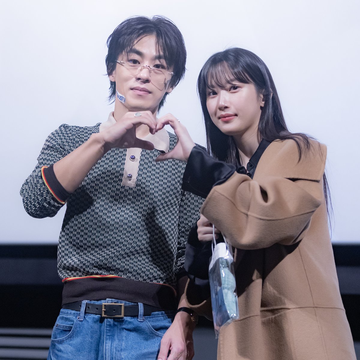 SZTpic___'s tweet photo. 260101 영화 <만약에 우리> 용산 무대인사
구교환 , 문가영 배우님
🫶 https://t.co/dzhZzW3Wxe