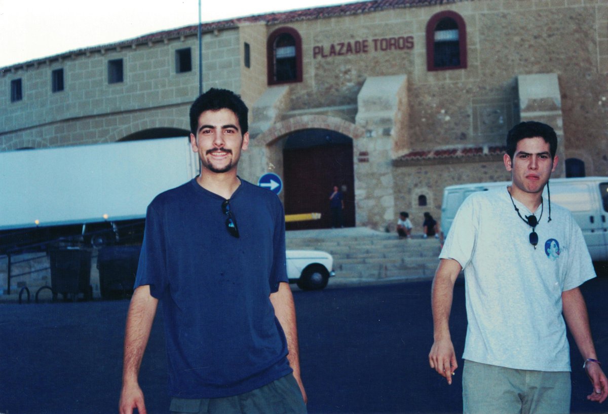 Una pequeña curiosidad. Los <a href="/estopaoficial/">Estopa</a> están unidos a Plasencia no solo por Robe. En el año 2000, David se casó por la mañana en Plasencia y por la noche tocaron en la plaza de toros de la ciudad. La foto corresponde a momentos antes del concierto. 📷David Palma