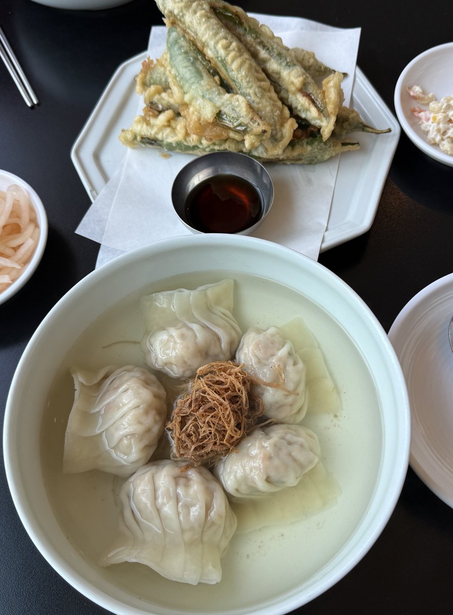 25년 마지막날은 파스타 8천원이라는 가게를 감
26년 첫날은 만둣국 오픈런을 했어요

정말 만족한 식사야
다들 새해 복 많이받어😙