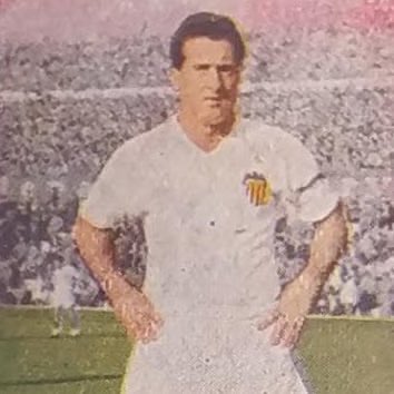 Hoy se cumplen 22 años del fallecimiento de Juan Ramos Machado. Fue el primer jugador brasileño de la historia del VCF. Marcó 25 goles y dio 4 asistencias en 49 partidos entre 1957 y 1960.

A ningún murciélago le alcanzará el olvido 🦇