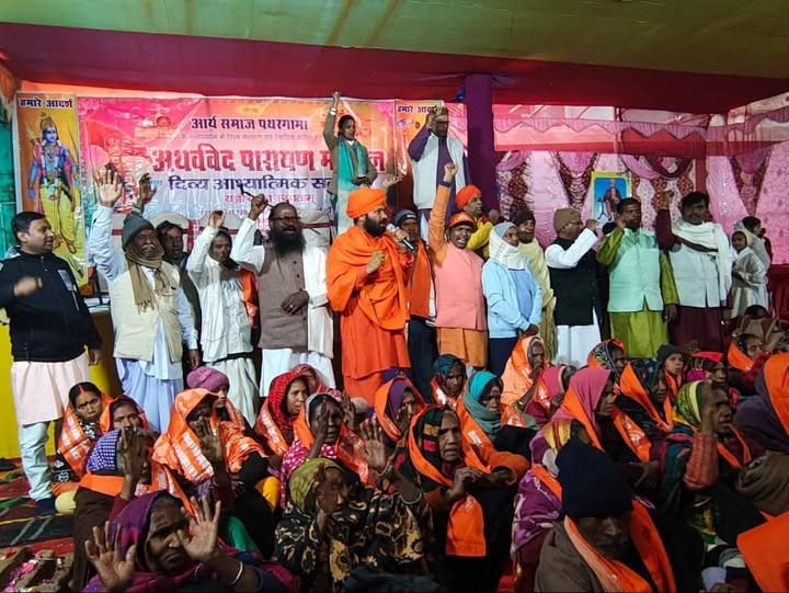 treeni's tweet photo. 50 tribal Christian families in Godda, Jharkhand, did 'Ghar Wapsi' in Arya Samaj ritual.

They declare: "We won't return to church." https://t.co/bLPoZtvyKE