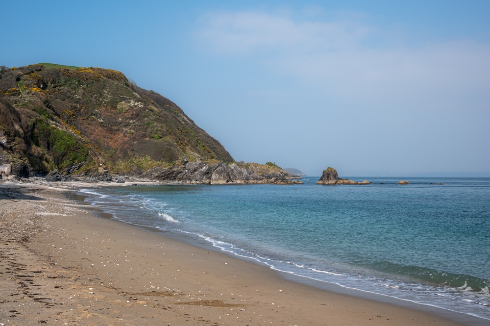Looking for a secluded Cornish beach? Polstreath is your spot! Just a half-mile hike from Mevagissey, it’s never crowded thanks to 192 steep steps. The view of crystal-clear water and a hidden cove is worth it! ow.ly/3Tan50XQiSY