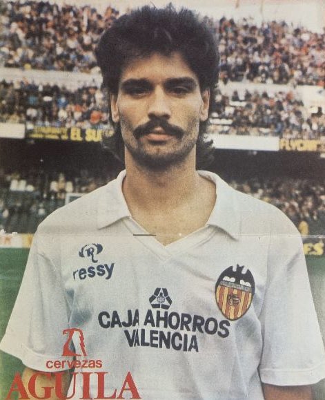 Hoy cumple 66 años Manuel Sánchez Torres, jugador del Valencia CF desde 1985 hasta 1987. Jugó 43 partidos en los que marcó 2 goles y dio 5 asistencias. Vivió el descenso a Segunda y el ascenso a Primera antes de fichar por el Roda holandés.