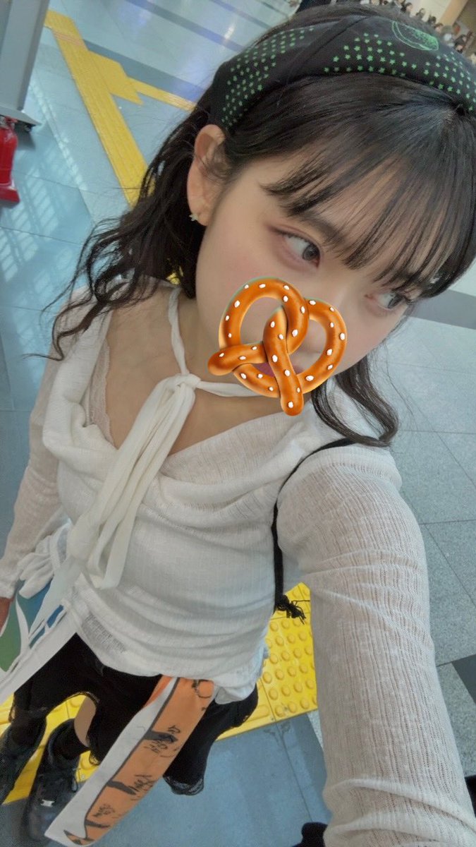 goyang___2's tweet photo. 락 페스티벌로 가득 채운 2025 연말 *₊˚* ੈ✩‧₊
덕분에 올해 연말 진짜 재밌었어요!! 진심 100개!!
올해도 열심히 락앤롤 안티에이징 하자
아자뵹 🤘🎸🤍 https://t.co/hzyOgHA3e0