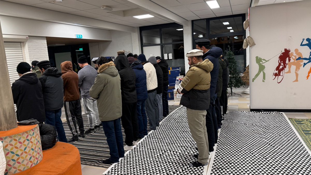 AMJArnhem's tweet photo. Op nieuwjaarsdag organiseerde Jamaat #Arnhem  in #westervoort een Waqare Amal programma, gestart met Tahajjud gebed en een dars. Ongeveer 65 leden namen deel, gevolgd door gezamenlijk ontbijt. Mooi begin van het jaar in dienst van de samenleving. 🤝 https://t.co/tctA7i6ZLQ