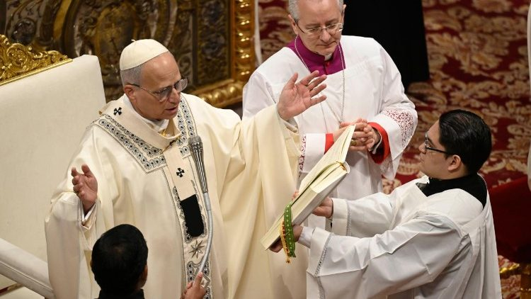 DOCICO_CEPR's tweet image. En la solennité de la Très Sainte Mère de Dieu et à  Journée mondiale de la Paix, ce 1/1/2026, le Pape Léon XIV a invité les fidèles à accueillir la nouvelle année comme un chemin de liberté et de renaissance, éclairé par le visage «désarmé et désarmant» de Dieu révélé en Jésus.