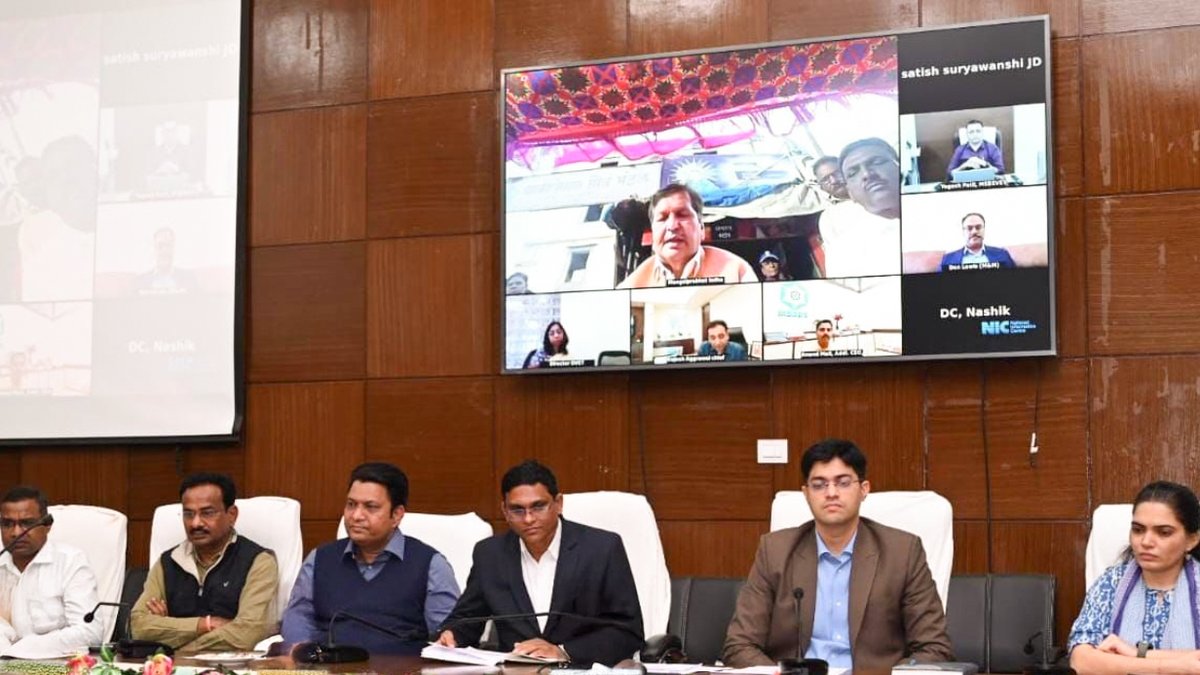 CMOMaharashtra's tweet photo. गडचिरोलीच्या विकासाला गती, तरुणांच्या हाताला थेट रोजगार!

गडचिरोली जिल्ह्यातील रोजगारवाढीला गती देणारा ऐतिहासिक उपक्रम यशस्वी ठरत आहे. मुख्यमंत्री देवेंद्र फडणवीस यांच्या दूरदृष्टीतून गडचिरोली जिल्हा आता विकासाच्या नव्या पर्वात प्रवेश करत आहे. मुख्यमंत्री देवेंद्र फडणवीस यांच्या कौशल्यविकास-केंद्रित धोरणाचा हा ठोस परिणाम असून, स्थानिक तरुणांना स्वावलंबनाची नवी दिशा मिळत आहे. 

गडचिरोली येथील क्रांतीवीर बाबुराव शेडमाके शासकीयऔद्योगिक प्रशिक्षण संस्था (ITI) येथे महिंद्रा ट्रॅक्टर स्किल डेव्हलपमेंटच्या माध्यमातून दि. 13/10/2025 ते 23/12/2025 दरम्यान 390 तासांचे अल्पकालीन कौशल्य विकास प्रशिक्षण यशस्वीपणे राबविण्यात आले. या माध्यमातून 25 प्रशिक्षणार्थ्यांचे यशस्वी मूल्यांकन होऊन महिंद्रा ट्रॅक्टर, नागपूर येथे थेट नियुक्ती करून देत महाराष्ट्रातील अल्पकालीन कौशल्य विकास उपक्रमांना नवीन दिशा देणारा हा उल्लेखनीय उपक्रम ठरला.
मंत्री मंगलप्रभात लोढा यांनी अल्पमुदतीच्या अभ्यासक्रमांना दिलेल्या प्राधान्यामुळे तरुणांना थेट रोजगाराशी जोडण्याचे उद्दिष्ट प्रभावीपणे साध्य होत आहे.

@Dev_Fadnavis @MPLodha 
#Maharashtra #DevendraFadnavis #Gadchiroli