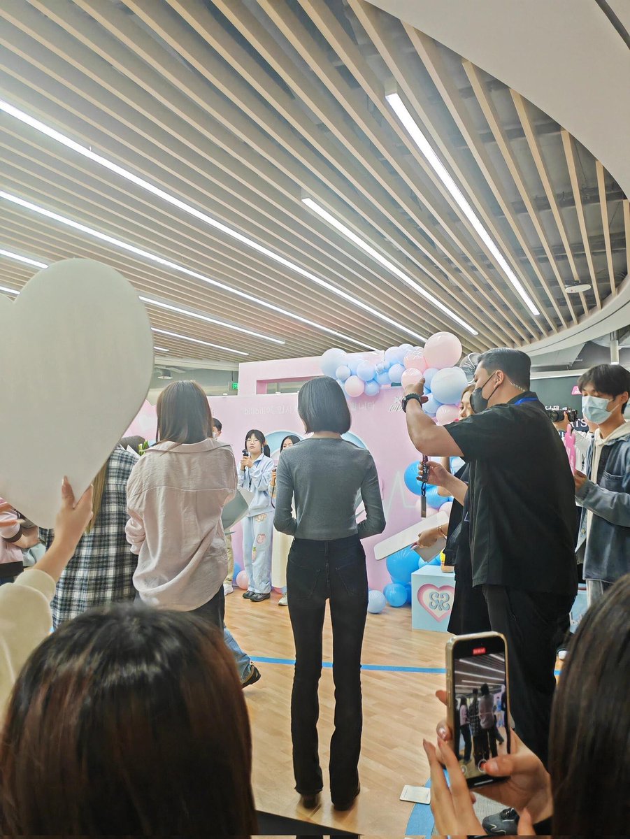 MAXjiwoo's tweet image. 일단 지우랑 나 둘중 하나는 사람 아님