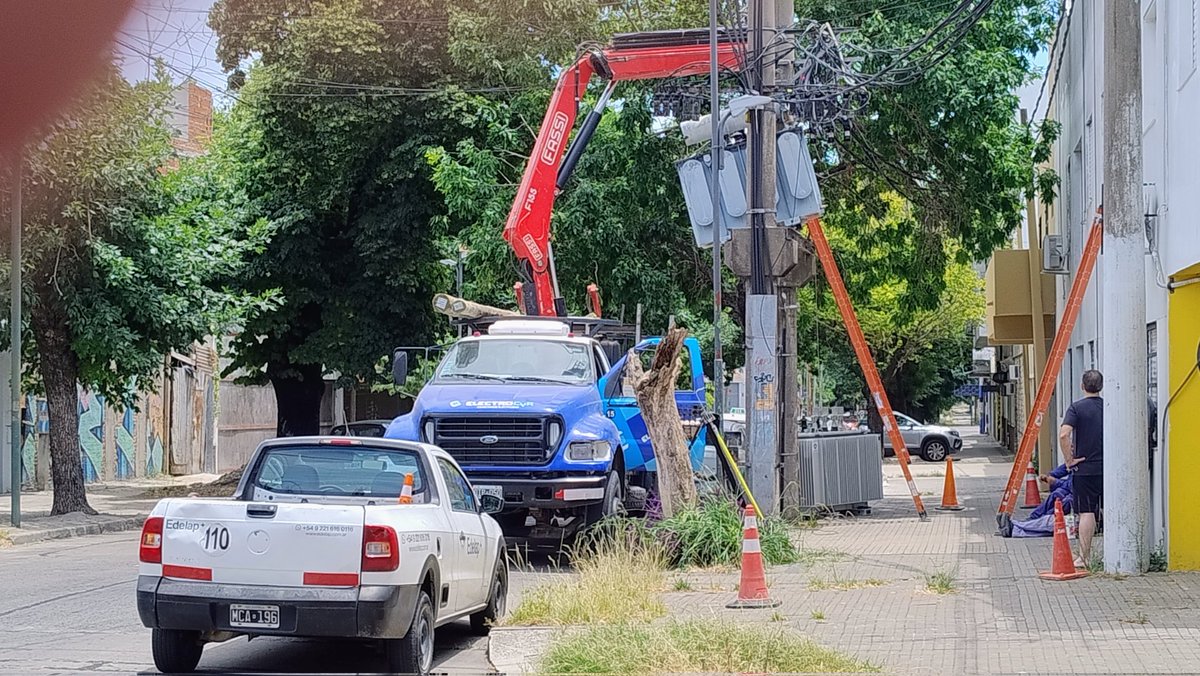 uncarrizo's tweet photo. Actualización: la grúa de la empresa contratista de @EDELAP__Oficial no puede bajar el transformador y colocar el nuevo
Inoperante nivel 100 #Edelap
Gracias a los operarios que lo dan todo con maquinaria que no sirve
#Sinluz #22hsinluz #laplata https://t.co/1Qp2Yc7wUB