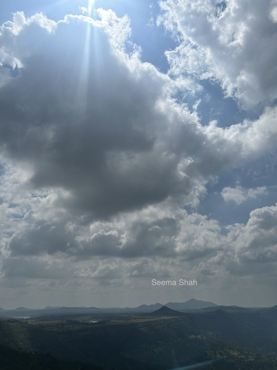 SeemaSh46712468's tweet image. Share your cloud picture🌫️📷
Here is mine …!🤩🤍

#theme_pic_India_cloud
#Sclick
#Sऊवाच😍