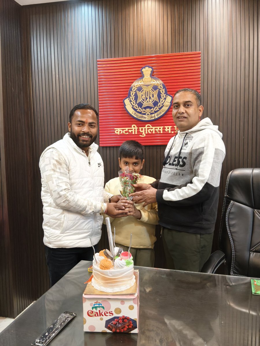 ashutosh9174's tweet photo. नव परिवर्तन प्रकाश फाउंडेशन के संस्था-स्नेही संरक्षक, अतिरिक्त पुलिस अधीक्षक, जिला कटनी, श्रीमान संतोष डेहरिया जी के जन्मदिवस के उपलक्ष्य में संस्था के प्रतिनिधि मंडल ने उनके निवास पर जाकर शुभकामनाएँ प्रेषित कीं। https://t.co/ZTyTVT5hxl