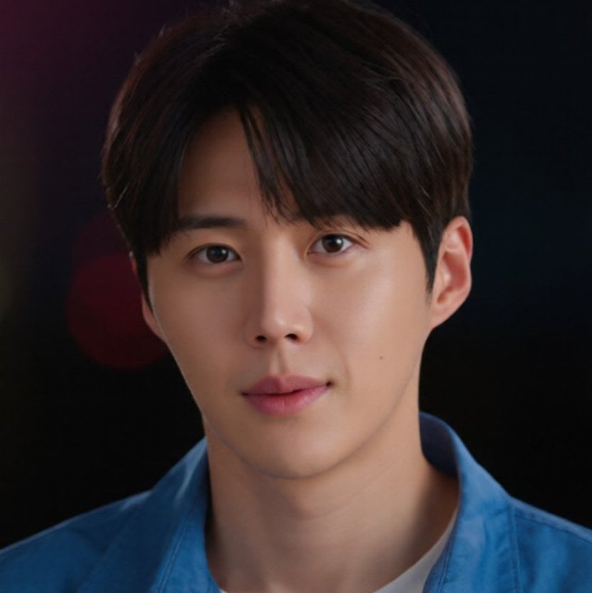 Kita kecil dia muda, kita tua dia masih muda.

Hong Dusik                           Joo Hojin
     (2021)                                   (2026)