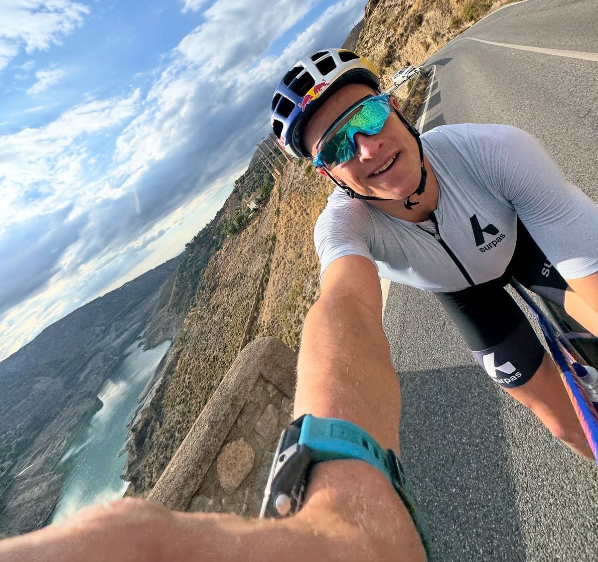 Train smarter, not harder 🇳🇴
I’ve broken down the Norwegian Singles Method—how it works, how it compares to 80/20, and how runners &amp; triathletes can apply it for long-term performance.
Read the article:
tinyurl.com/ymr6d45c