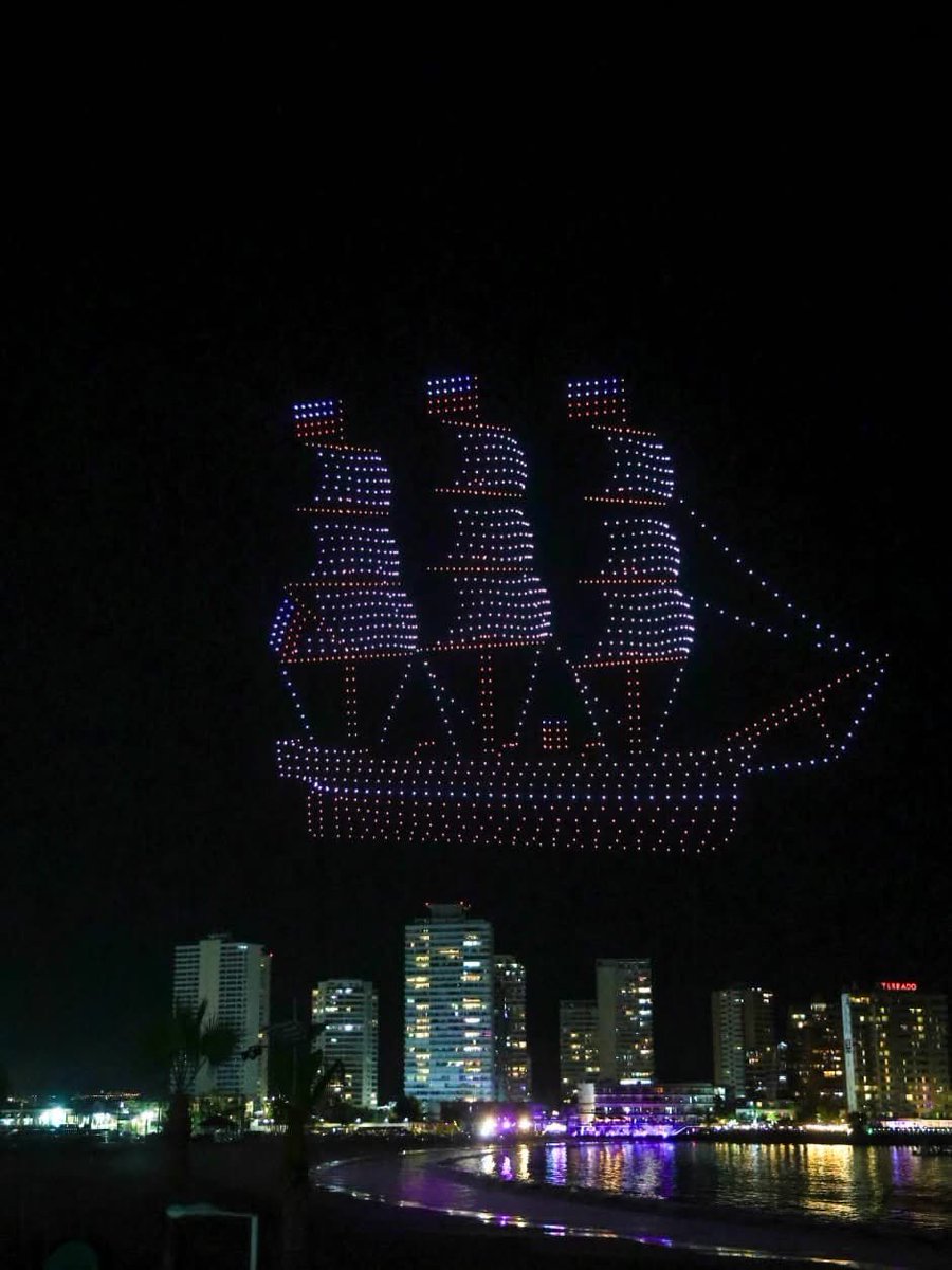 Impresionante el show de drones en #Iquique 👏🏾   #Arica quedó al debe con la celebración.

Créditos: es de Iquiqueño