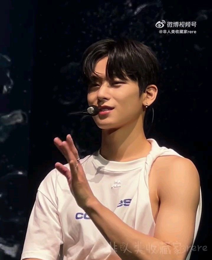 1998zzu's tweet image. 이주연예인 폰카짤 미춋네... 이름대로 사네 진짜...