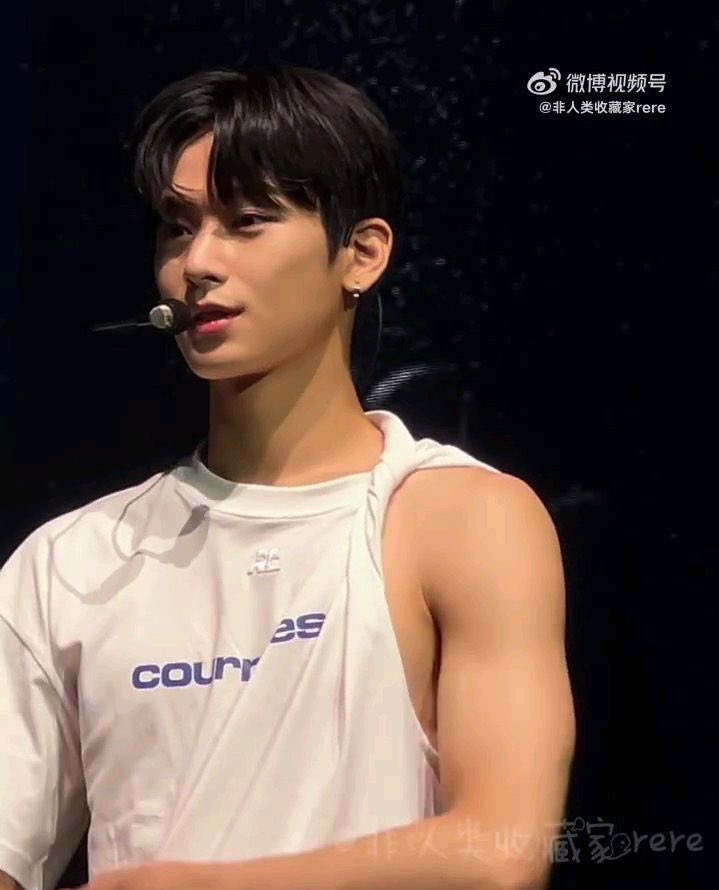 1998zzu's tweet image. 이주연예인 폰카짤 미춋네... 이름대로 사네 진짜...