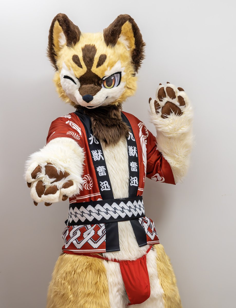 あけましておめでとうございます!!!🎍🎍
今年もよろしくお願いします~燃えろ🔥
Happy New Year! I love you guys! 💛
#FursuitFriday