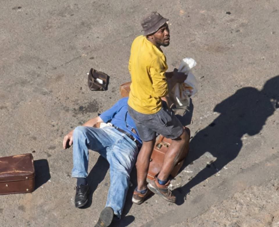 tumisole's tweet image. #CountryDuty

A bit of a clearer pic of one the robbers! 

Please Repost far and wide.