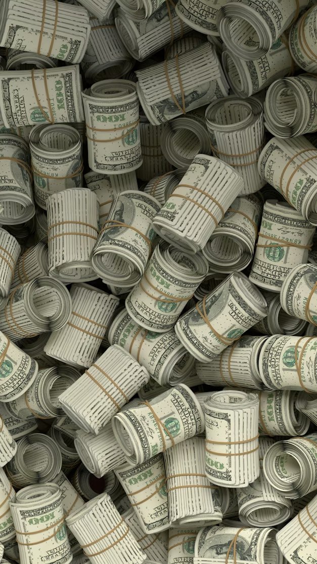 🗞️ | Noah Schnapp, de 21 anos, que iniciou sua carreira em 'Stranger Things' com apenas 11 anos, afirmou que a série lhe proporcionou dinheiro suficiente para toda a vida. 

Após alcançar fama mundial interpretando Will Byers e ganhar cerca de 900.000 dólares por episódio na