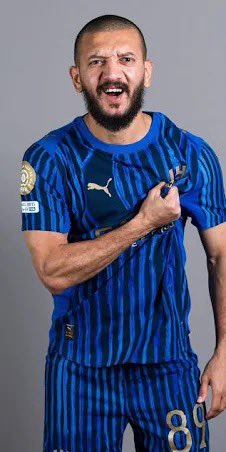 غدر بنادي #الاتحاد الذي صنع صيته ورفع قيمته الكروية. بعد ان رفض التجديد بحجة ( ظروف عائلية ) تفرض عليه الانتقال إلى العاصمة. وهو قد أتفق مع ادارة #الهلال 2022م !!
.
.
.
ثم ماذا ⁉️

شتاء 2026م . يغادر بيت الهلال مكسور الجناح . 
لا صيت . لا قيمة كروية إضافية . 
والحجة ( إلا كرامتي