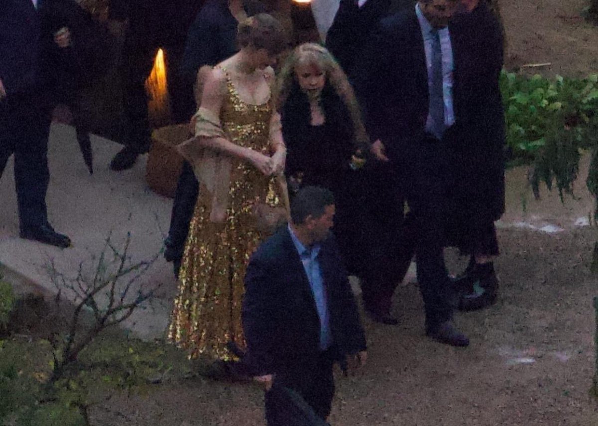 swiftacervo's tweet image. a taylor no casamento das irmãs haim hoje, cada dia mais linda essa mulher