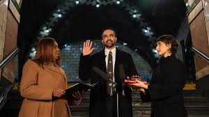 juanjtortosa's tweet image. Los votantes Zohran Mamdani celebran que su alcalde sea un joven más parecido a los camareros y repartidores de Nueva York que a sus banqueros. Este uno de Enero ha jurado su cargo durante una ceremonia casi clandestina en una estación de metro abandonada.
lascargaeldiablo2.blogspot.com/2026/01/el-nue…