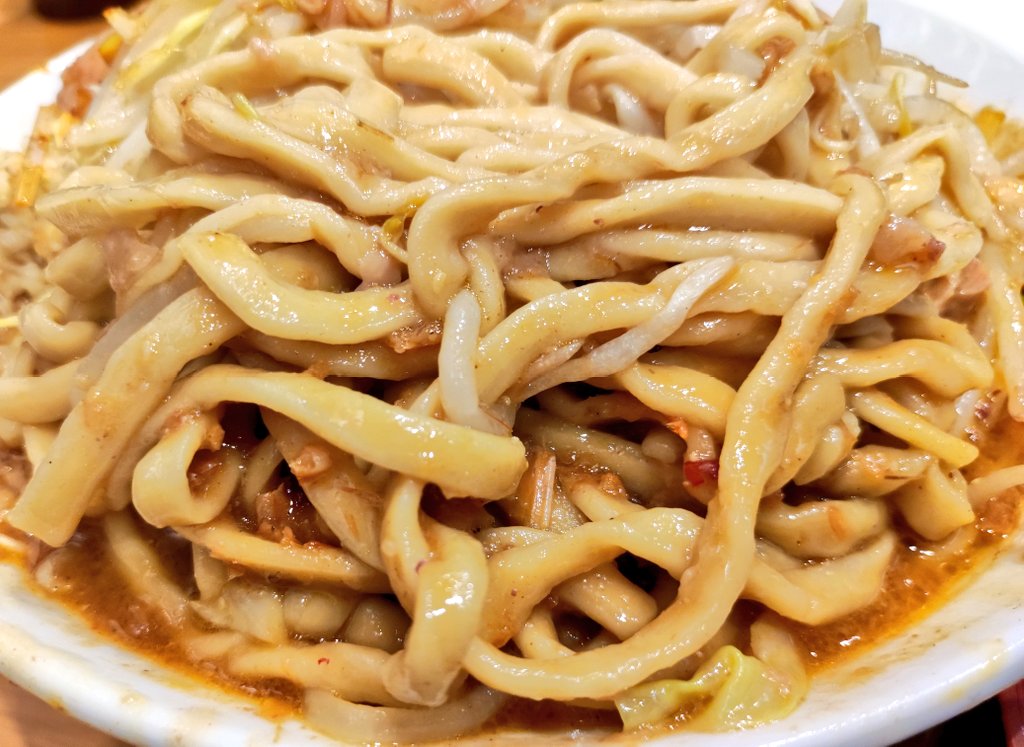 #麺屋歩夢 淵野辺本店 お正月限定
海老味噌ラーメン ちぢれ麺バージョン

2026 #麺活 初めは、麺屋歩夢さん恒例
三ヶ日日替限定ラーメンから🤗　元日は、濃厚味噌に海老薫る #海老味噌ラーメン🦐🍜　絶妙な塩梅のスープにショウガと辛ネギを溶きながらの味変に全没入😋

旨いラーメン ご馳走様でした🙏
