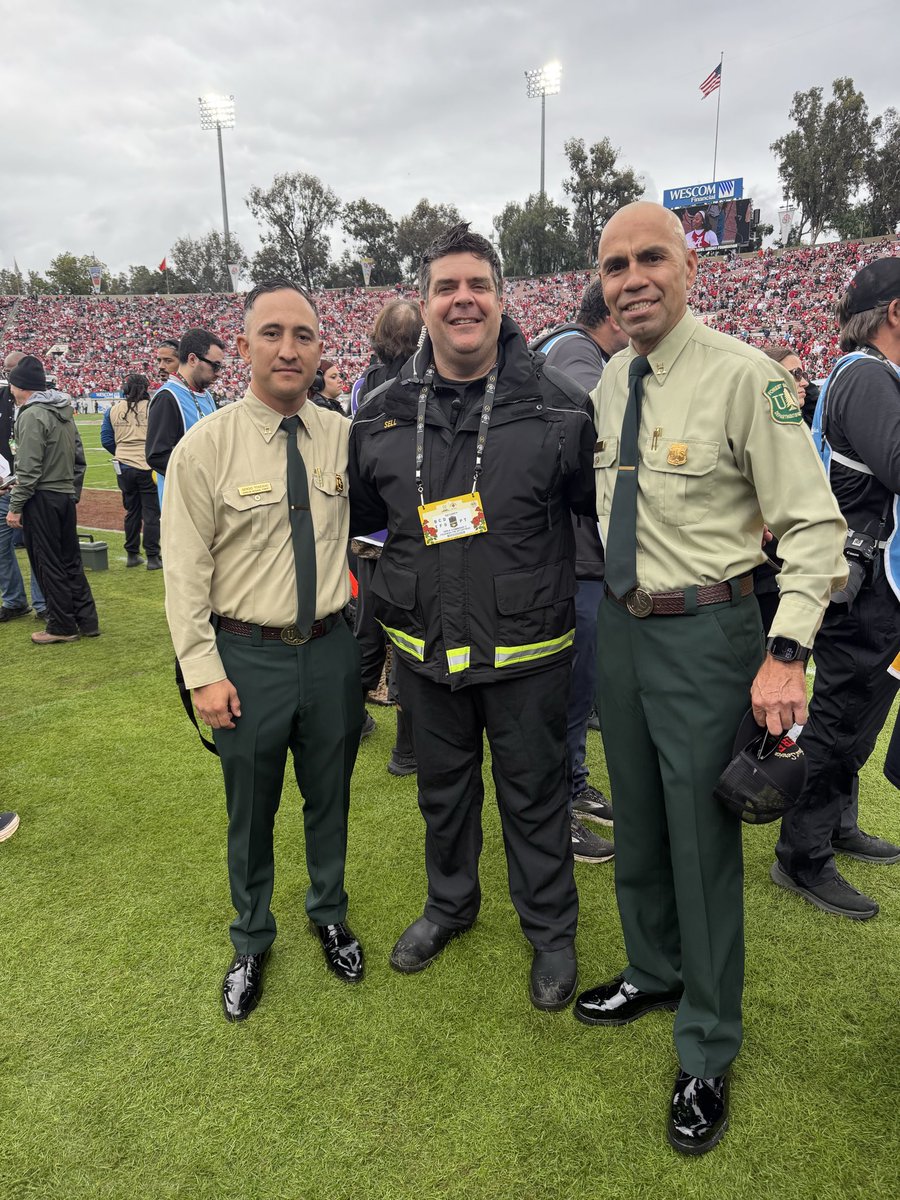 firechiefanf's tweet photo. Thanks @rosebowlgame @RoseBowlStadium for the gracious recognition of our first responders and for the amazing support during last years wildfire tragedy. The ANF is forever grateful @PasadenaGov @PasadenaFD https://t.co/wNs2EKHRZs