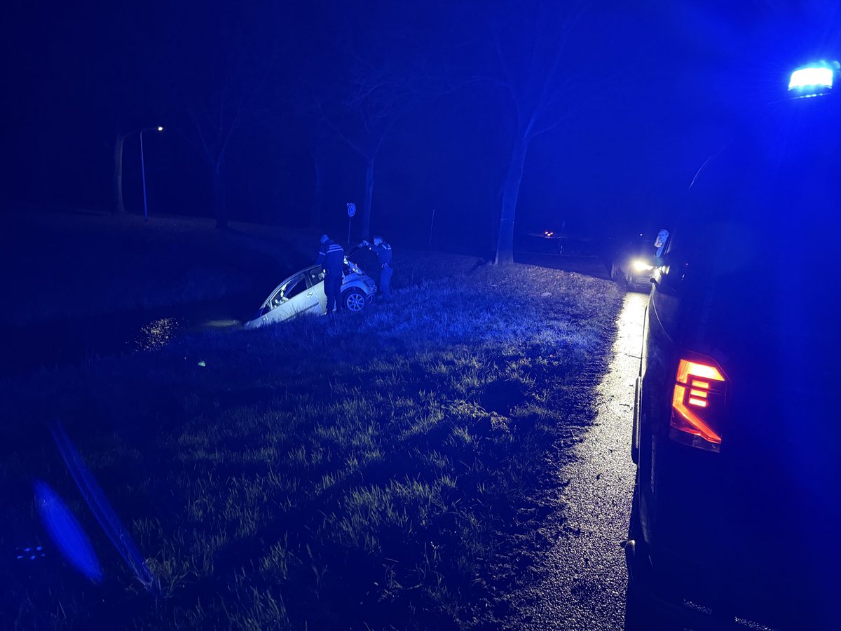 Auto in sloot Groene Ster gebied Leeuwarden: bestuurder weg