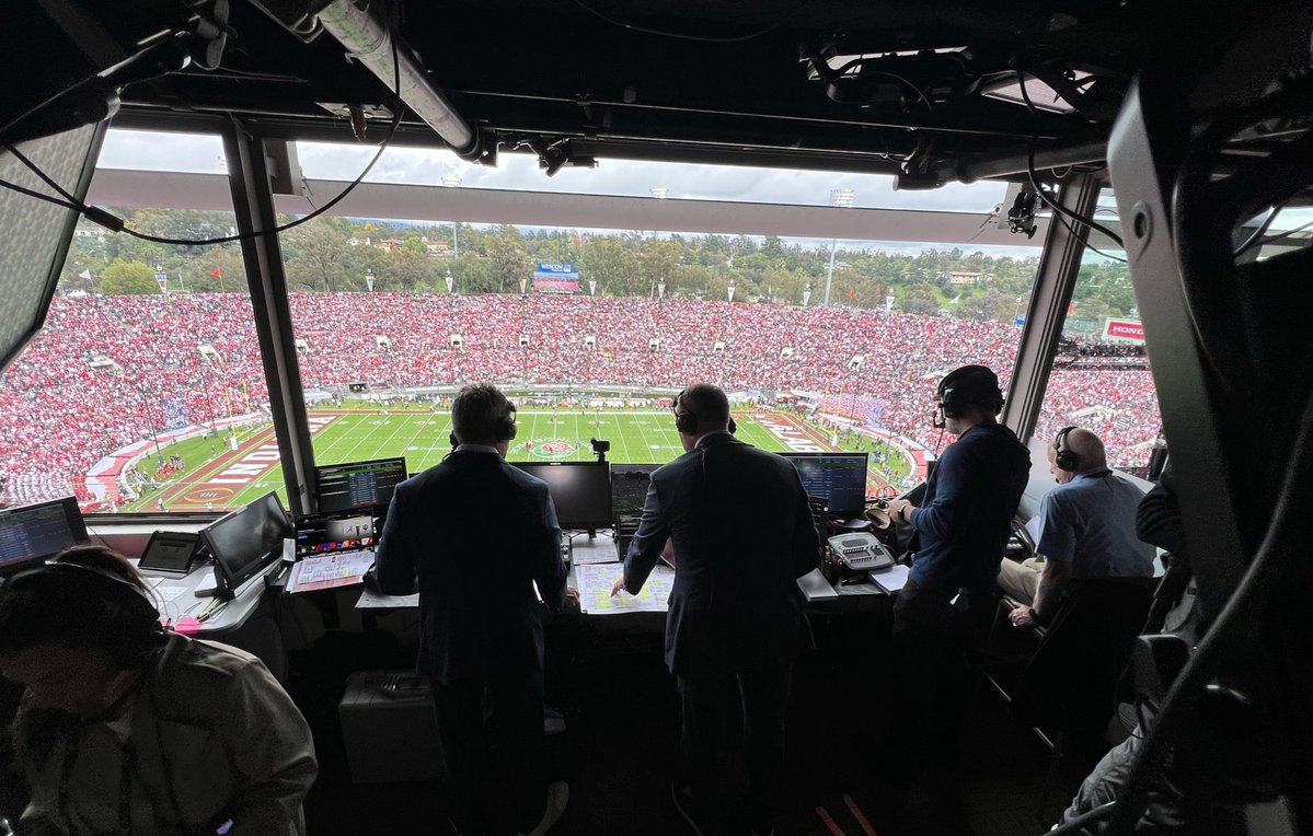 bhofheimer_espn's tweet image. And here’s the view from the @rosebowlgame booth for @cbfowler and @KirkHerbstreit just before kickoff of #NeverDaunted #RollTide 

📸 via ace spotter @blackfor3