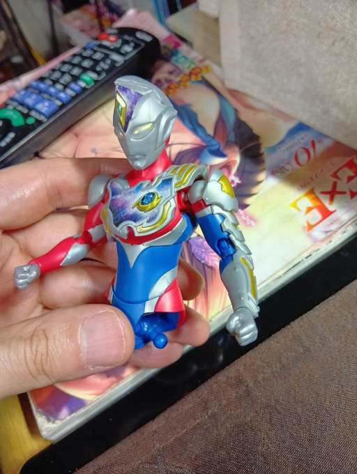 誕生日プレゼントで頂いたデッカー組み中。
腕のポールジョイントが半面でしか支えていないので、ねじきれました🥹これはひじょーに脆弱。なんでこんなん採用したん?設計図だけ書いて、実際組んで試してないなんじゃないの?と思うくらい🥹 これ他のウルトラマンシリーズ同じだったら怖いな 