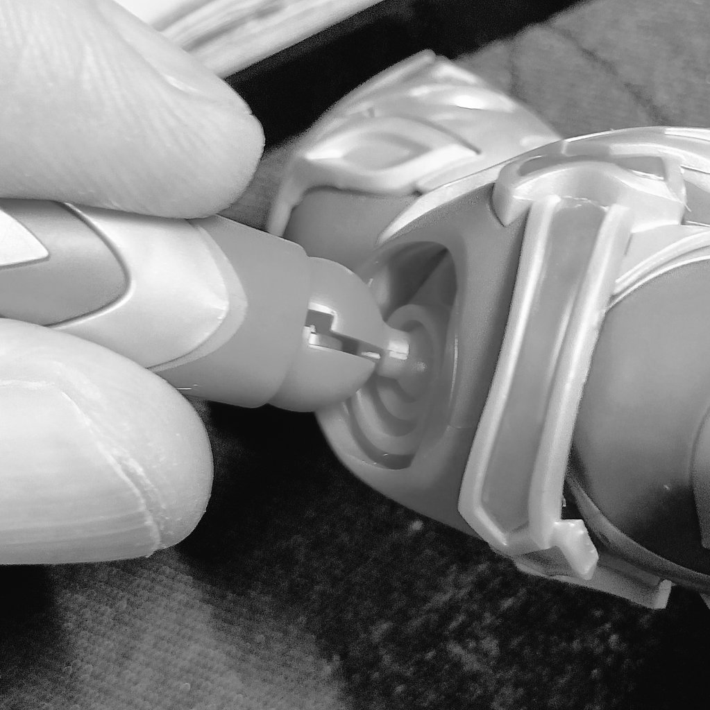 誕生日プレゼントで頂いたデッカー組み中。
腕のポールジョイントが半面でしか支えていないので、ねじきれました🥹これはひじょーに脆弱。なんでこんなん採用したん?設計図だけ書いて、実際組んで試してないなんじゃないの?と思うくらい🥹 これ他のウルトラマンシリーズ同じだったら怖いな 