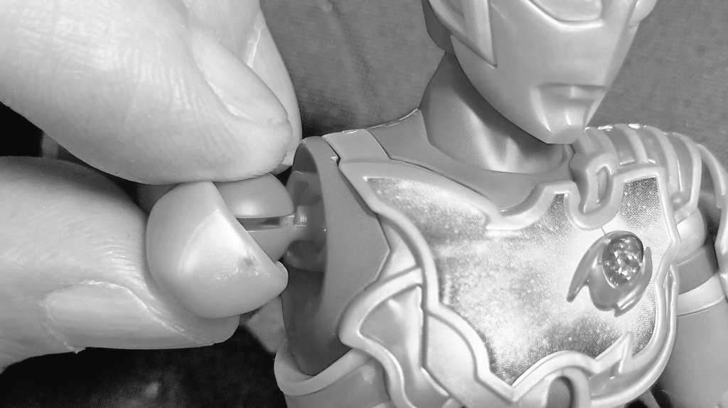 誕生日プレゼントで頂いたデッカー組み中。
腕のポールジョイントが半面でしか支えていないので、ねじきれました🥹これはひじょーに脆弱。なんでこんなん採用したん?設計図だけ書いて、実際組んで試してないなんじゃないの?と思うくらい🥹 これ他のウルトラマンシリーズ同じだったら怖いな 