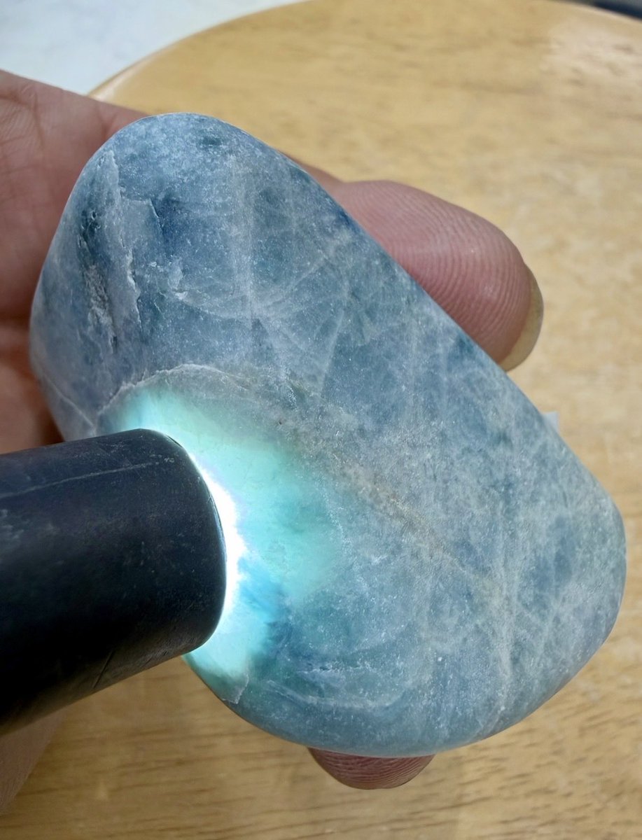 今日のヒスイは、 「透過する入りコン沢🔵」です❗️😁 糸魚川の青翡翠