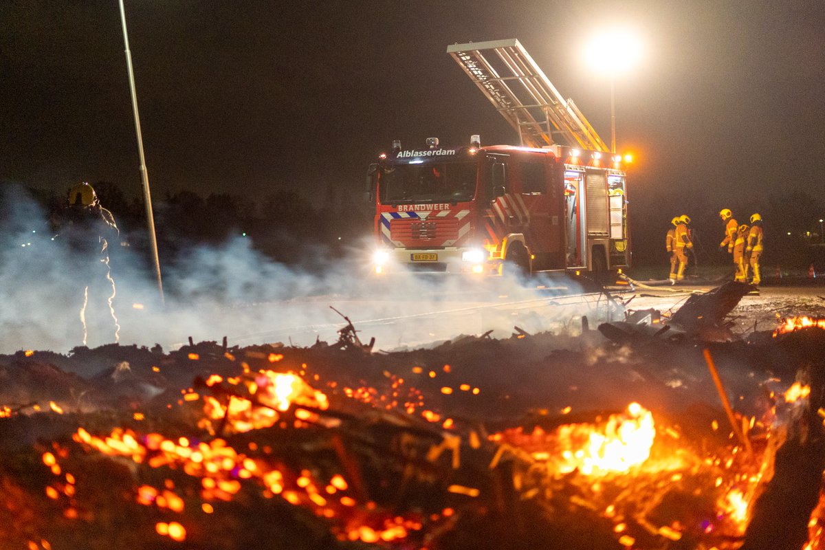Brandweer ingezet voor vuurzee langs Heiweg in Oud-Alblas