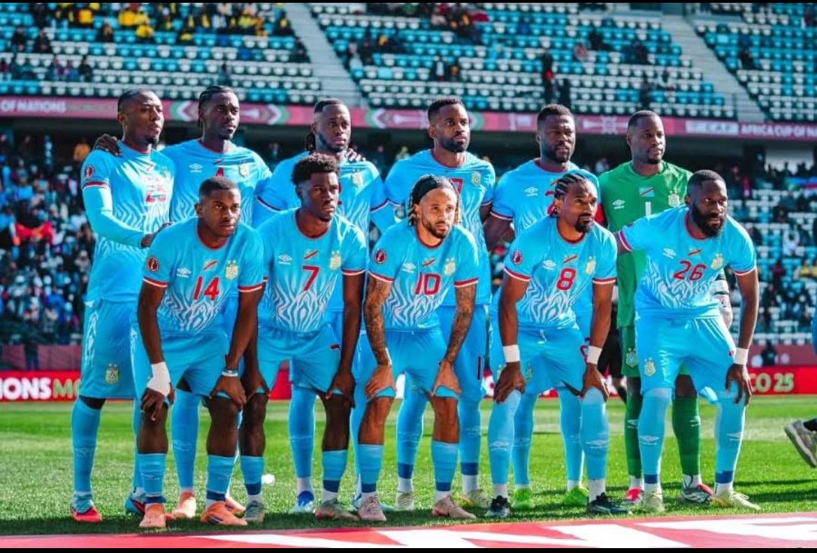 🧵 ثريد | قراءة تكتيكية في طريقة لعب منتخب الكونغو الديمقراطية 🇨🇩
اعتماداً على مباراة الكونغو أمام السنغال، مع التركيز على نقاط القوة والضعف ⬇️