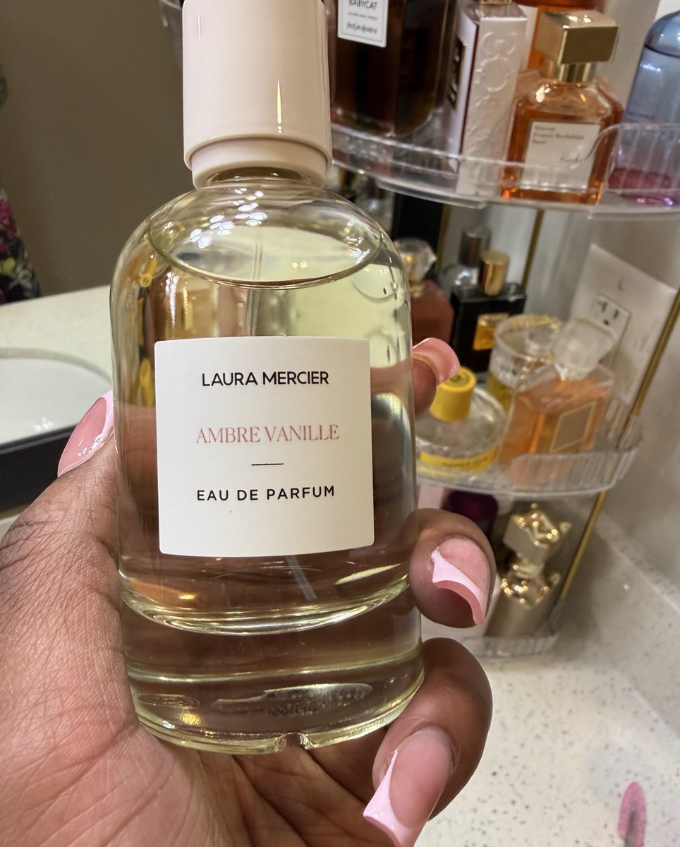 ITSBCHRIS's tweet image. she didn’t lie….if heaven had a scent it would be this 10000/10 🤍