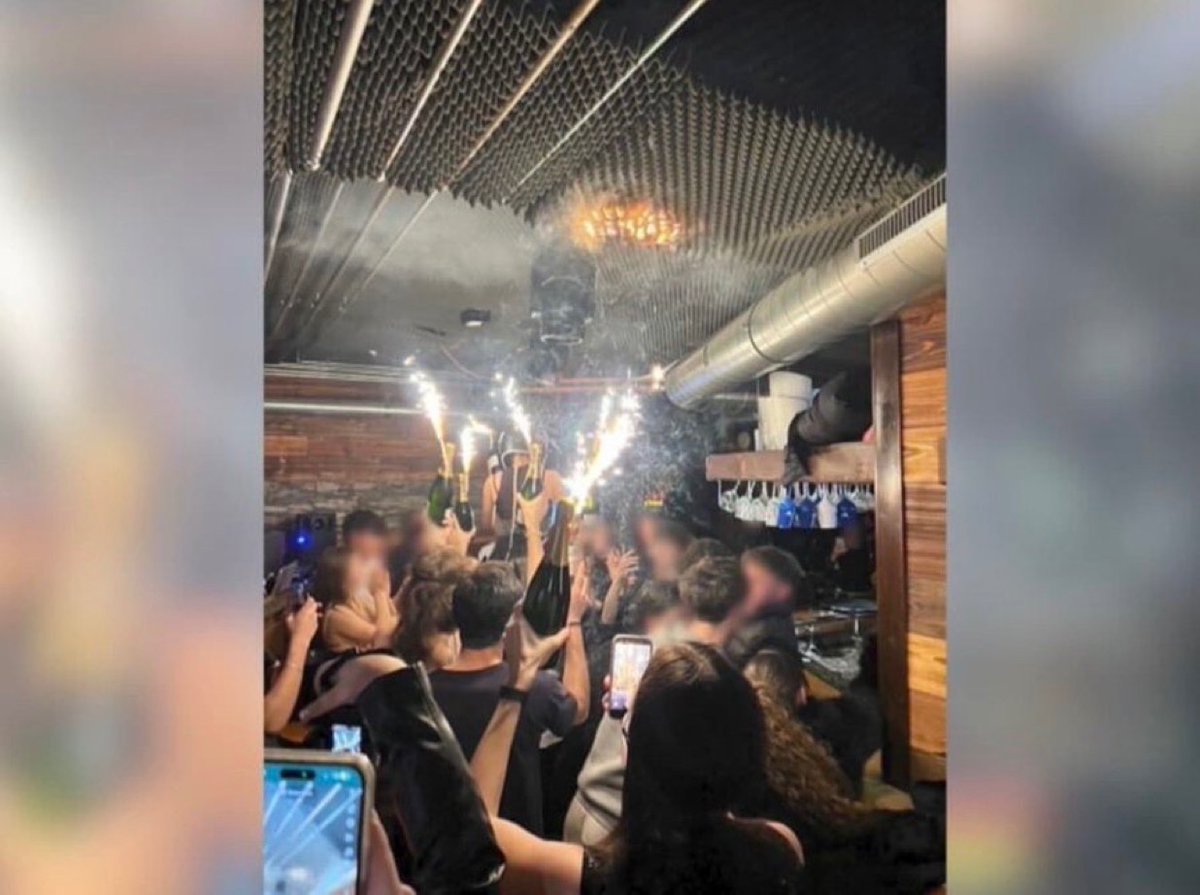 CerfiaFR's tweet image. 🇨🇭🔥 FLASH | L’incendie aurait bien démarré à cause de bougies étincelles sur des bouteilles de champagne, révèle une image au départ de flammes. (BFMTV)