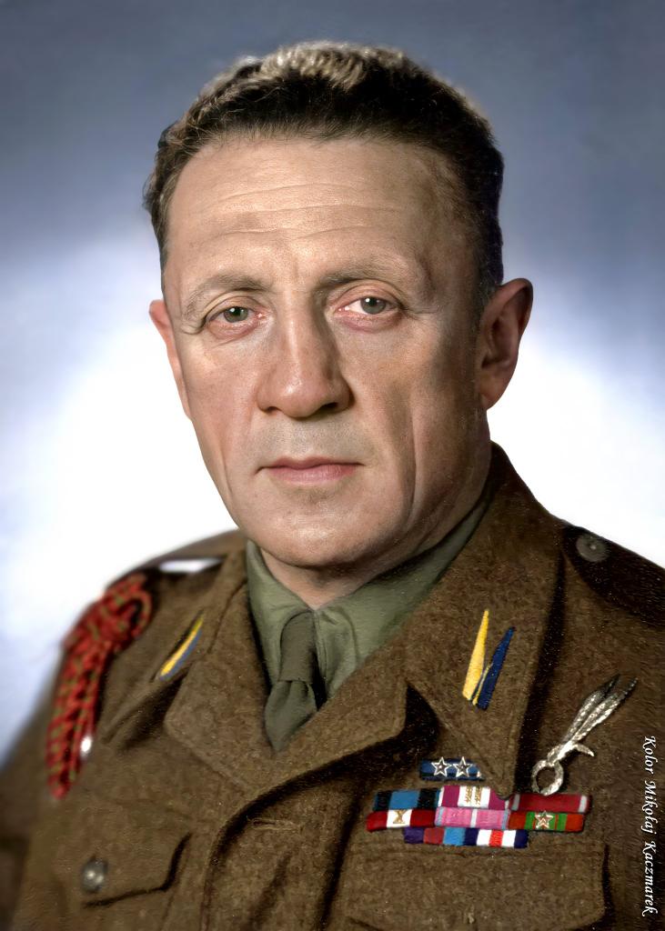 Wybijano mu zęby, miażdżono palce,
bito metalowym prętem, gumowymi
pałkami, pończochami wypełnionymi
piaskiem, głodzono...
Cztery lata straszliwie torturowany
przez czerwone bestie.
Znęcał się nad nim ubecki sadysta-
Józef Dusza.
Nie dał się złamać, niczego nie ujawnił.
Jego